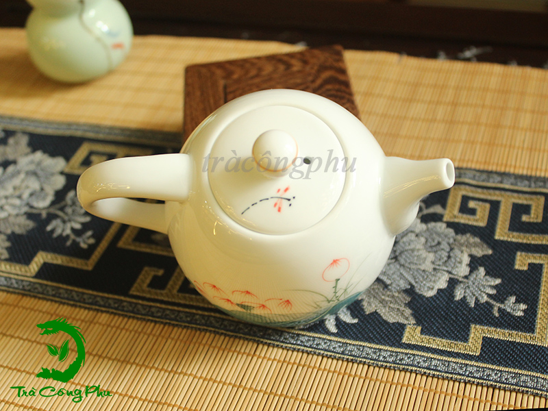 Ấm được trang trí họa tiết hoa sen